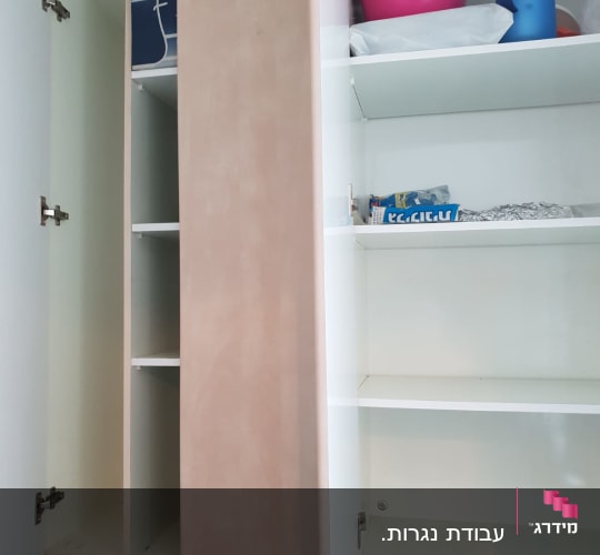 ארון מטבח פתוח עם מדפים ריקים ודלתות עץ